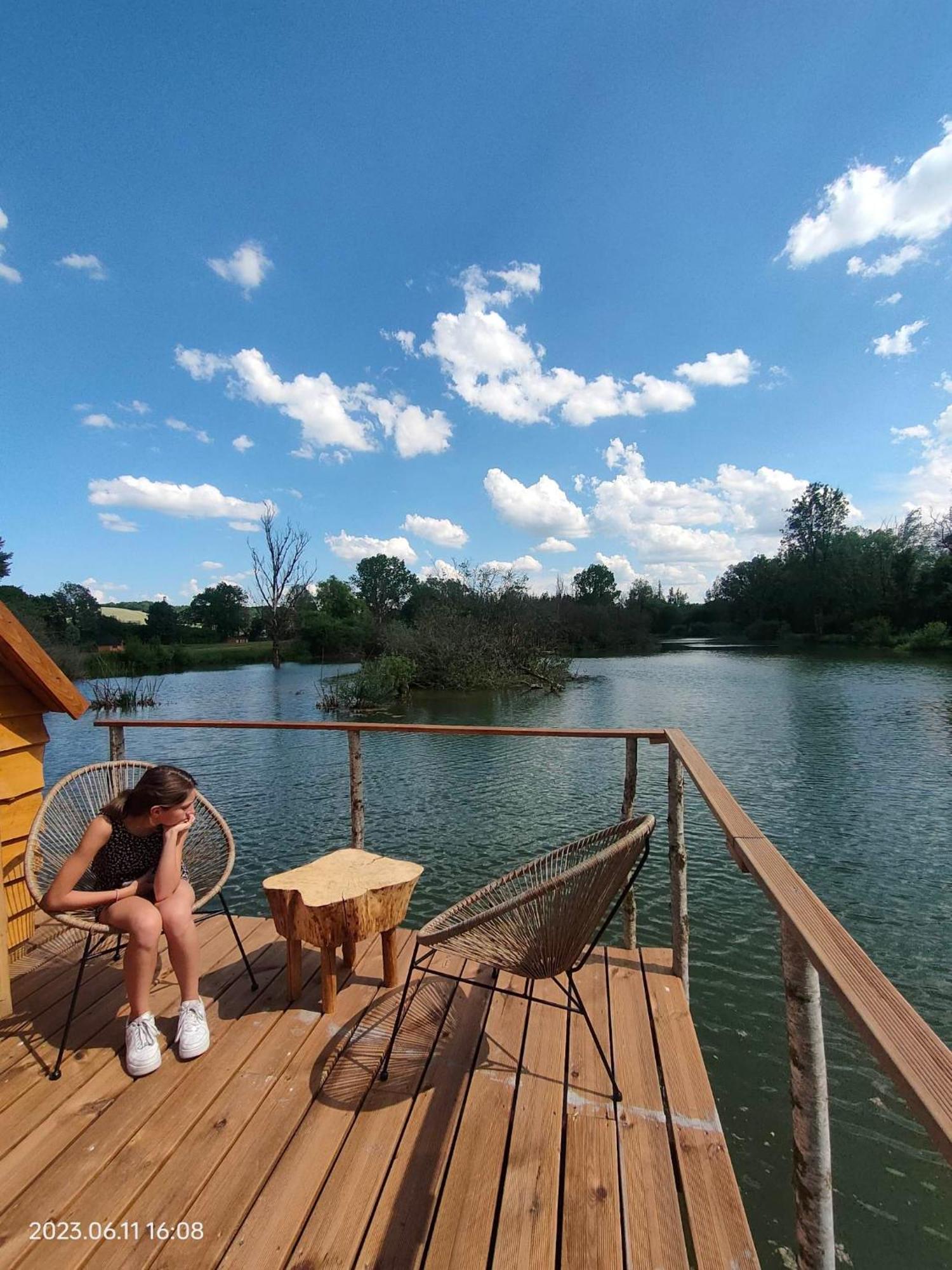 Les Cabanes Flottantes Givrauval Esterno foto